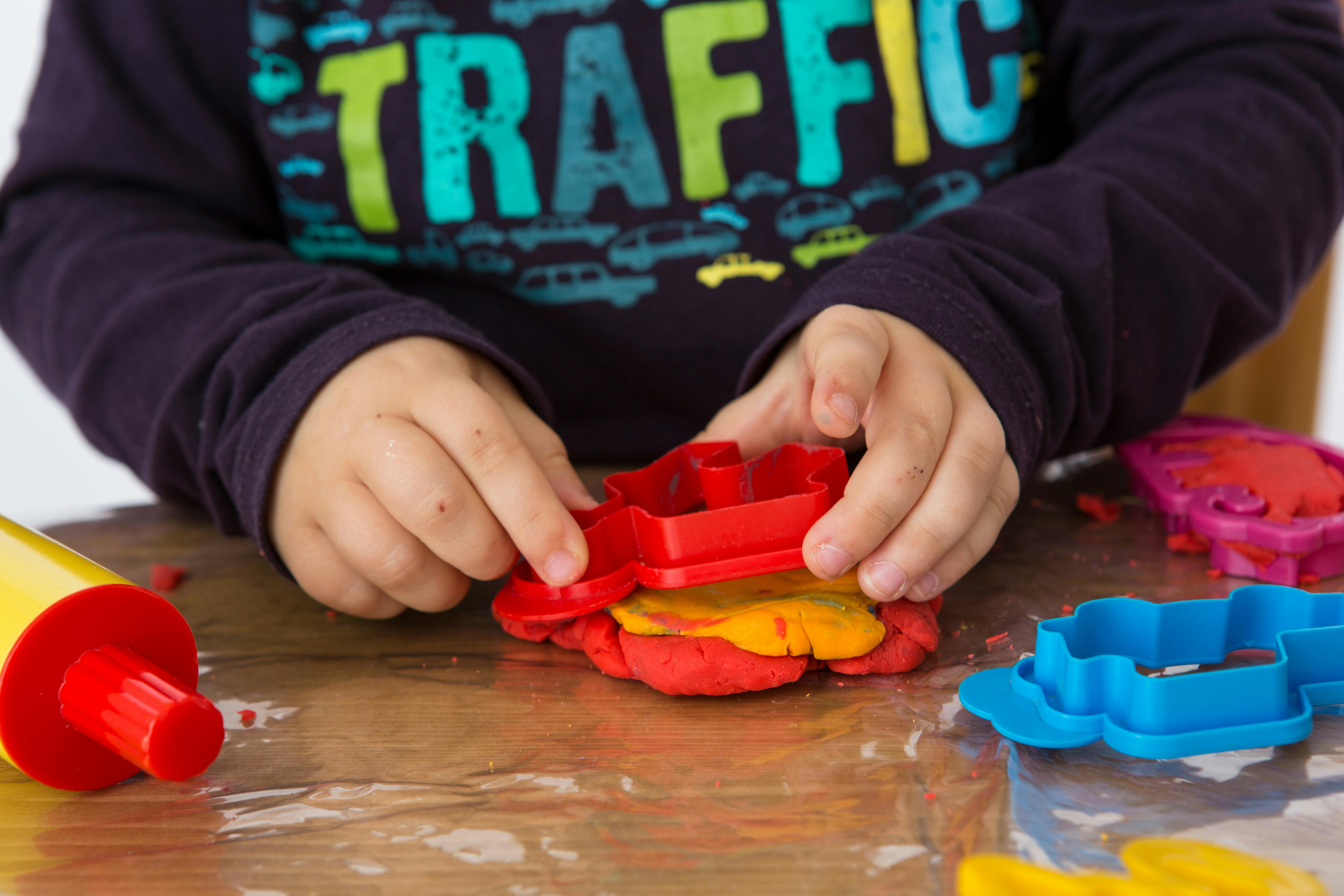enfant activité baby-sitting pâte à modeler
