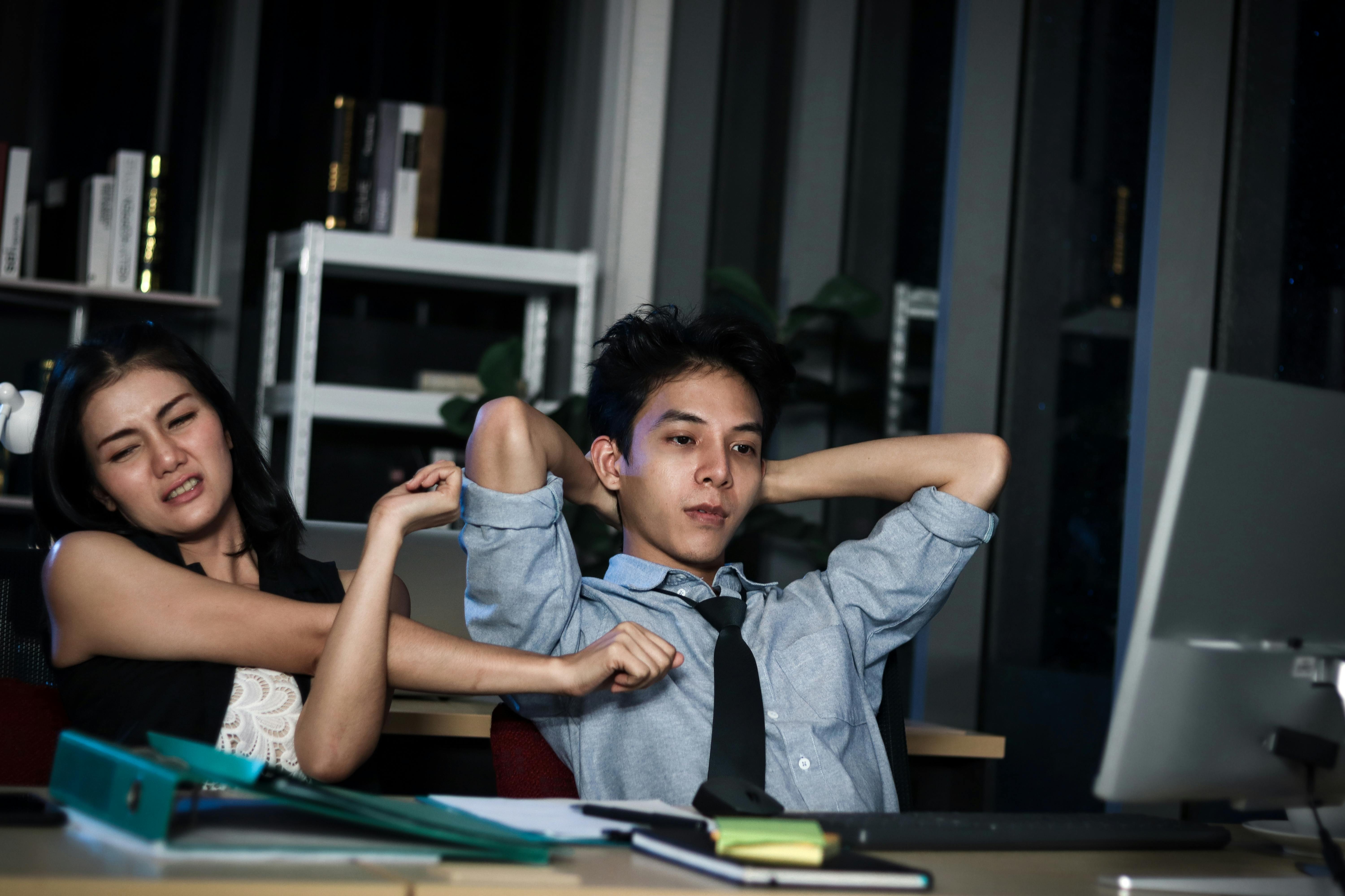 Deux parents travaillent dur le soir.