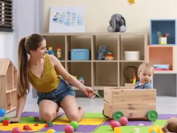 Maman joue avec son bébé dans une salle de jeux colorée